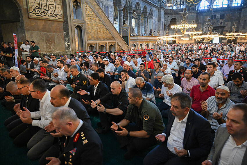 Ayasofya'da 252 şehit için 252 hatim indirildi Ayasofya'da 252 şehit için 252 hatim indirildi