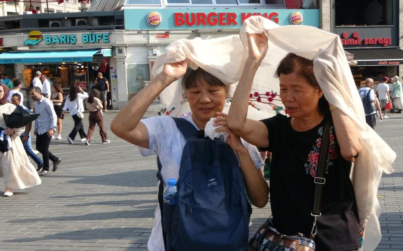 Taksim’de bunaltan sıcağa, devekuşu taktiği