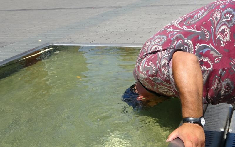 Taksim’de bunaltan sıcağa, devekuşu taktiği