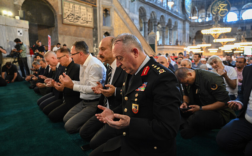 Ayasofya'da 252 şehit için 252 hatim indirildi Ayasofya'da 252 şehit için 252 hatim indirildi