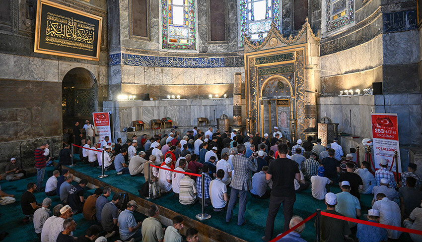 Ayasofya'da 252 şehit için 252 hatim indirildi Ayasofya'da 252 şehit için 252 hatim indirildi