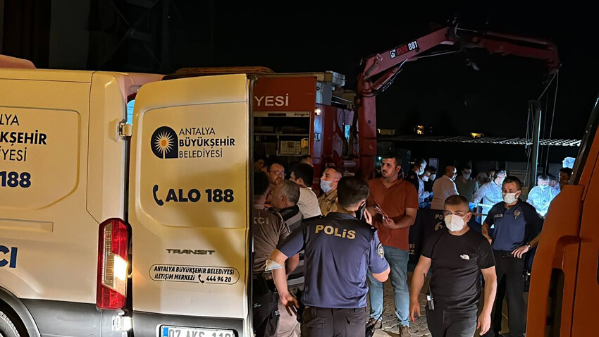 Antalya'da facia: Atık su istasyonuna indiler, çıkamadılar Antalya'da facia: Atık su istasyonuna indiler, çıkamadılar