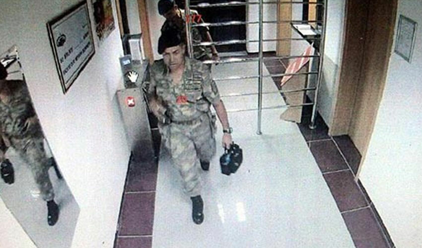 Zekai Aksakallı anlatırken gözyaşlarına hakim olamadı!  Zekai Aksakallı anlatırken gözyaşlarına hakim olamadı!