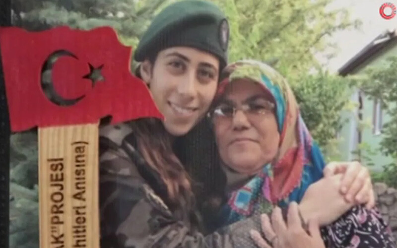 Cennet Yiğit'in annesiyle fotoğrafı