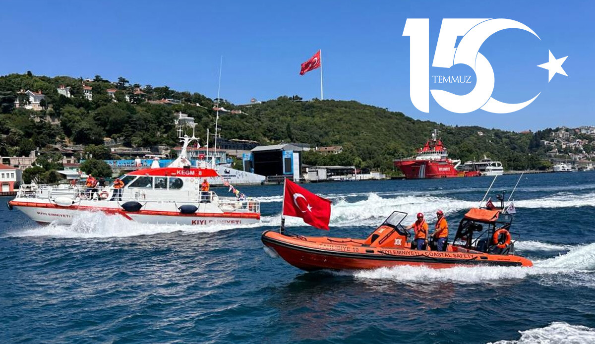 Kıyı Emniyeti'nden İstanbul Boğazı'nda 15 Temmuz gösterisi Kıyı Emniyeti'nden İstanbul Boğazı'nda 15 Temmuz gösterisi