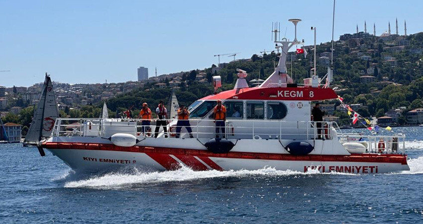 Kıyı Emniyeti'nden İstanbul Boğazı'nda 15 Temmuz gösterisi Kıyı Emniyeti'nden İstanbul Boğazı'nda 15 Temmuz gösterisi