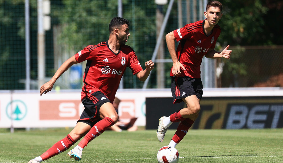 Beşiktaş'ın Augsburg'la oynadığı hazırlık maçı havai fişek yağmuru nedeniyle tamamlanamadı Beşiktaş'ın Augsburg'la oynadığı hazırlık maçı havai fişek yağmuru nedeniyle tamamlanamadı
