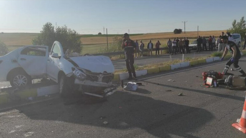 Feci kaza! Otomobil ikiye bölündü: 2 ölü