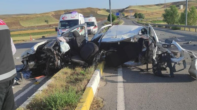 Feci kaza! Otomobil ikiye bölündü: 2 ölü