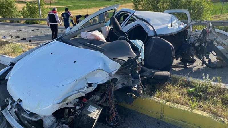 Feci kaza! Otomobil ikiye bölündü: 2 ölü