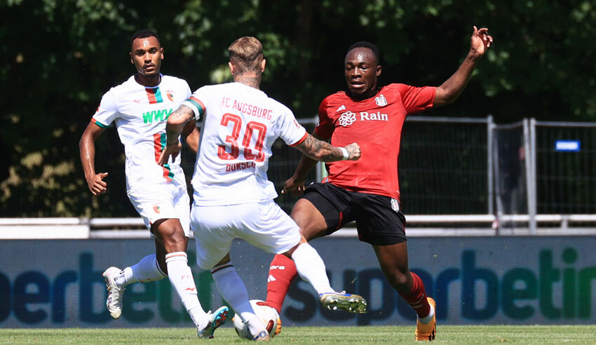 Beşiktaş'ın Augsburg'la oynadığı hazırlık maçı havai fişek yağmuru nedeniyle tamamlanamadı Beşiktaş'ın Augsburg'la oynadığı hazırlık maçı havai fişek yağmuru nedeniyle tamamlanamadı