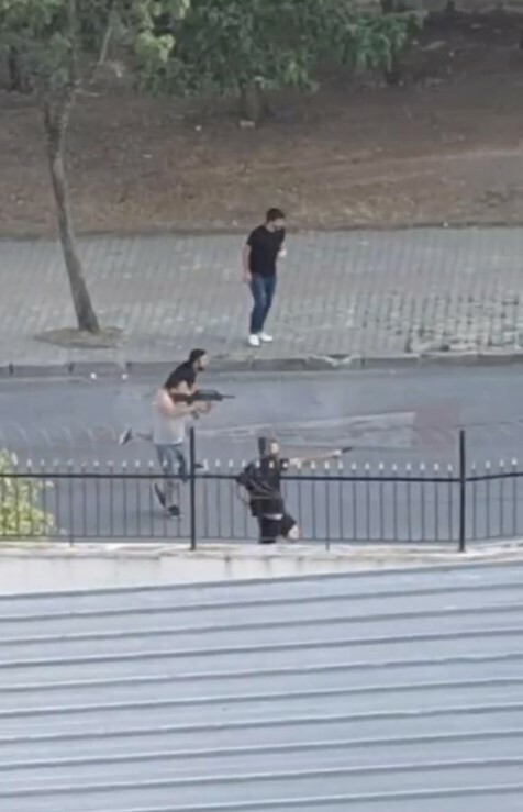 İstanbul’da dehşet anları kameraya yansıdı! Sokak ortasında av tüfeği ile kurşun yağdırdı