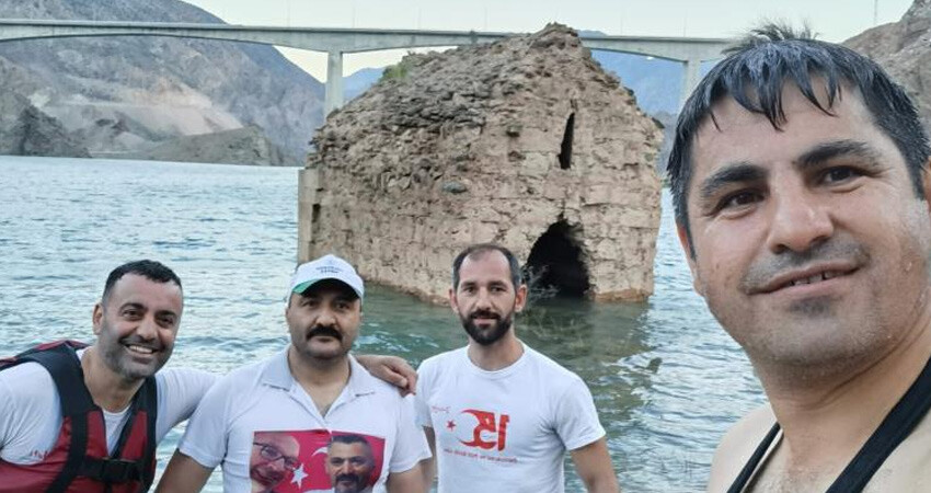 15 Temmuz anısına botlarla giderek astılar: Sular altında kalan kalede Türk bayrağı dalgalandı 15 Temmuz anısına botlarla giderek astılar: Sular altında kalan kalede Türk bayrağı dalgalandı