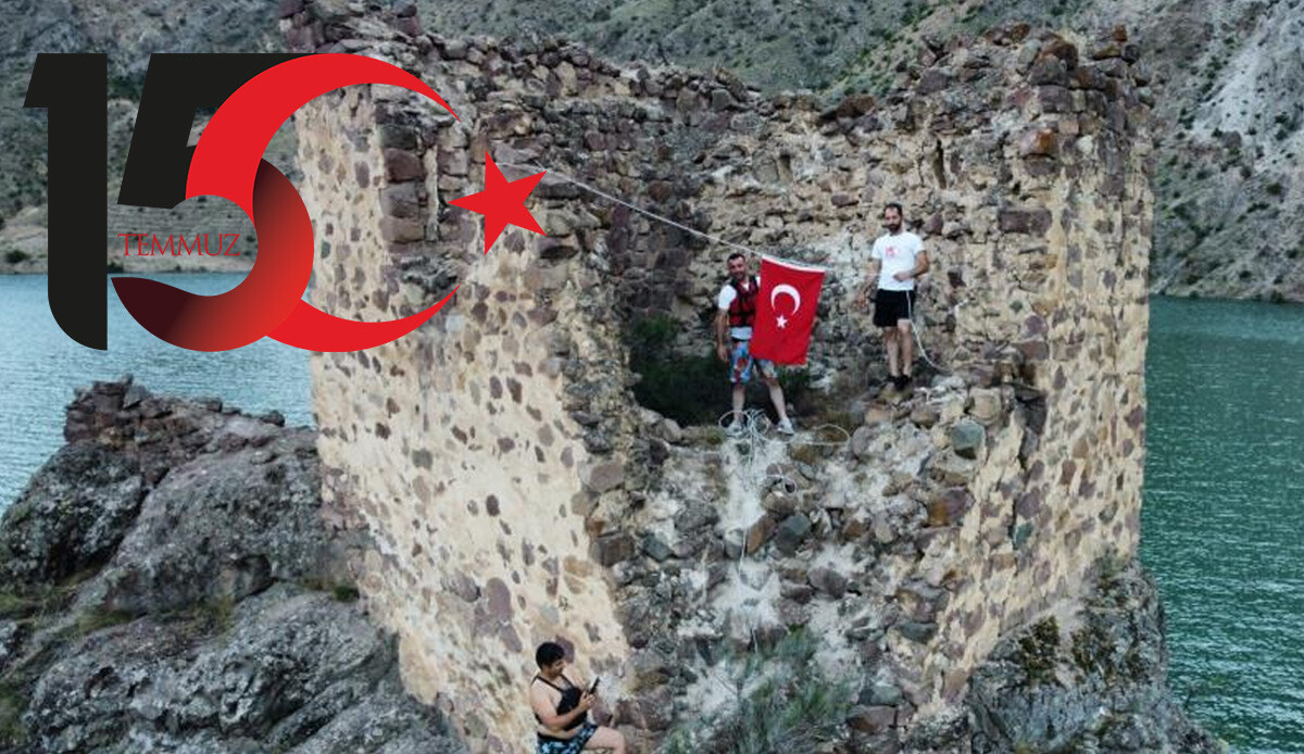 15 Temmuz anısına botlarla giderek astılar: Sular altında kalan kalede Türk bayrağı dalgalandı 15 Temmuz anısına botlarla giderek astılar: Sular altında kalan kalede Türk bayrağı dalgalandı