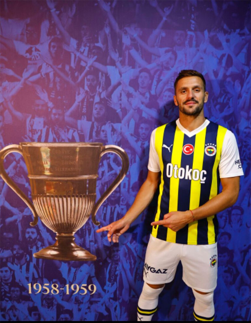 Dusan Tadic 10 numarayı giydi, imzayı attı! Alacağı maaş belli oldu Dusan Tadic 10 numarayı giydi, imzayı attı! Alacağı maaş belli oldu