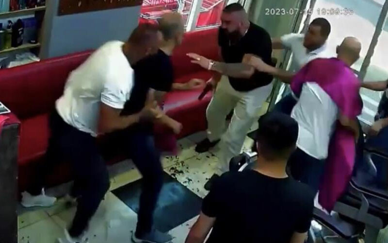 Şişli’de silahlı baskın: Kuaförde husumetlisini gördü, ortalık karıştı Şişli’de silahlı baskın: Kuaförde husumetlisini gördü, ortalık karıştı