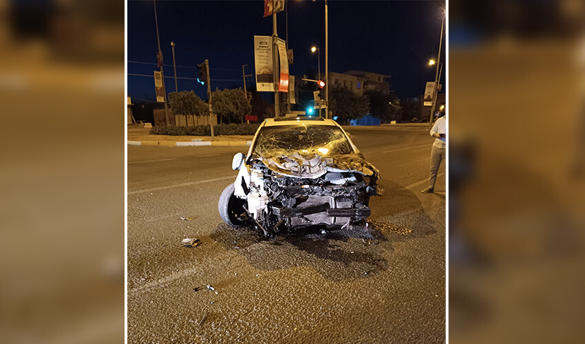 Tekerlekleri bile yerinden çıktı: Parçalanan otomobilden burnu dahi kanamadan kurtuldu Tekerlekleri bile yerinden çıktı: Parçalanan otomobilden burnu dahi kanamadan kurtuldu
