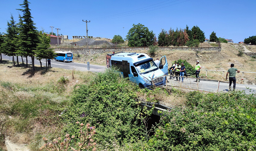 Facianın eşiğinde: Minibüs köprüden düşmesin diye iplerle tuttular