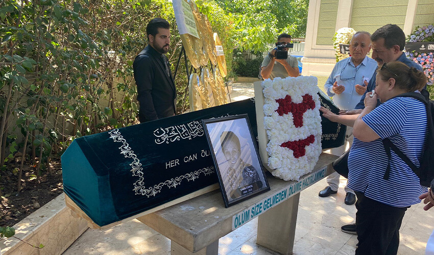 Usta sanatçı Tanju Tuncel son yolculuğuna dualarla uğurlandı