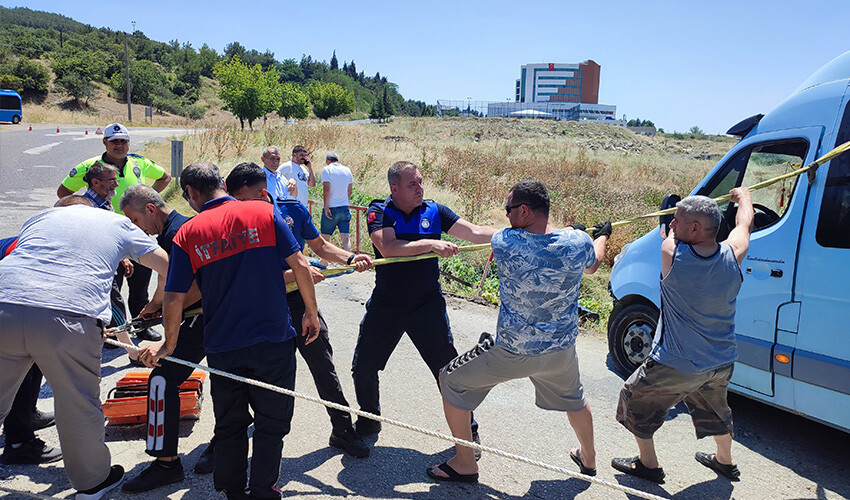 Facianın eşiğinde: Minibüs köprüden düşmesin diye iplerle tuttular