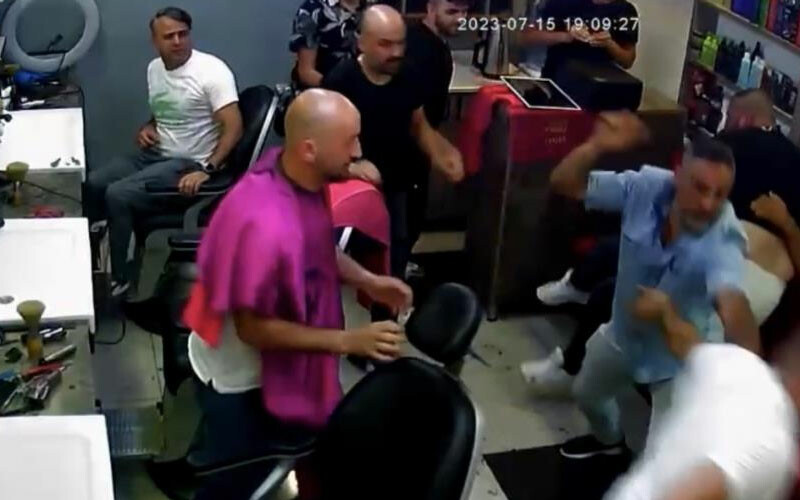 Şişli’de silahlı baskın: Kuaförde husumetlisini gördü, ortalık karıştı Şişli’de silahlı baskın: Kuaförde husumetlisini gördü, ortalık karıştı