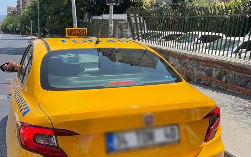 Taksicinin akılalmaz pazarlığı yolcuları çılgına çevirdi! Taksimetreyi açmadı, kişi başı ücret istedi
