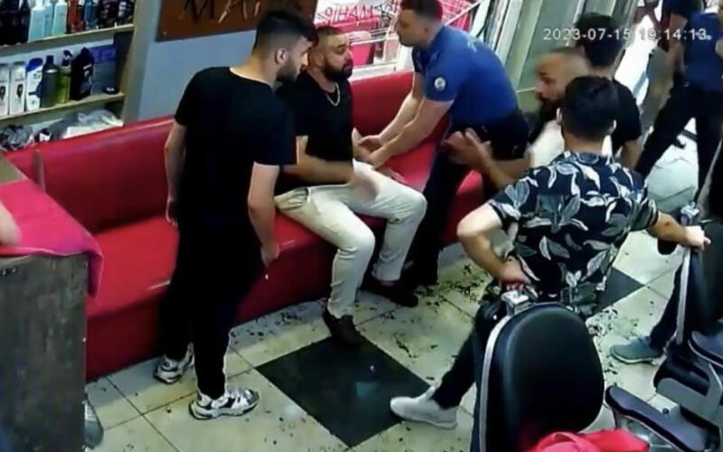 Şişli’de silahlı baskın: Kuaförde husumetlisini gördü, ortalık karıştı Şişli’de silahlı baskın: Kuaförde husumetlisini gördü, ortalık karıştı