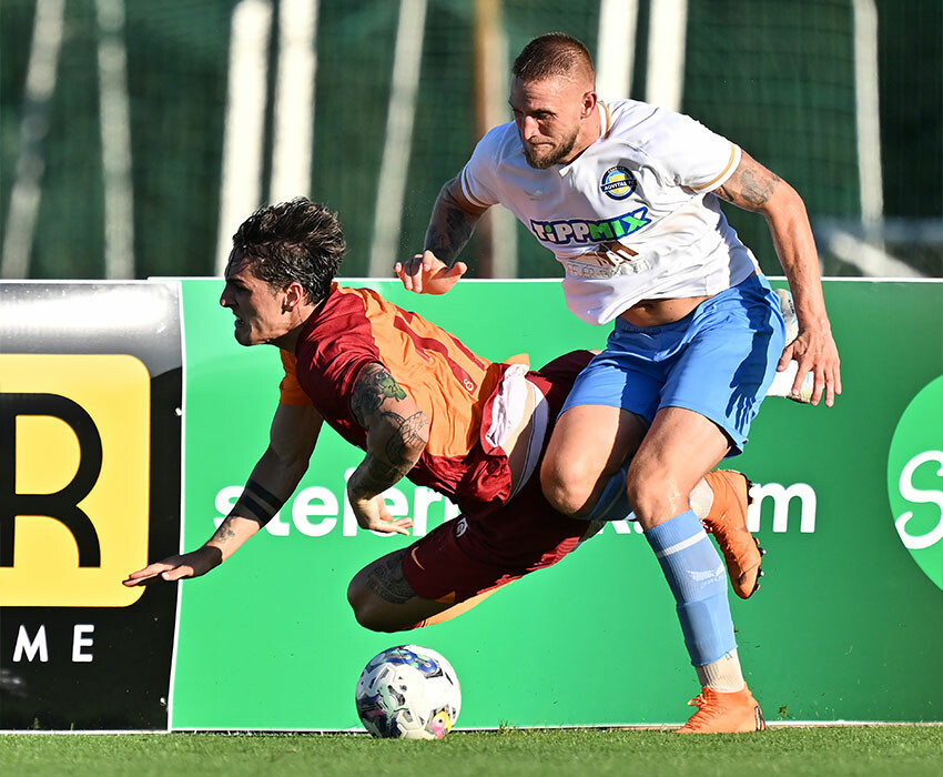 Rakip oyuncunun boğazına sarılan Zaniolo zor durduruldu! Galatasaray - Csakvar maçında ortalık karıştı Rakip oyuncunun boğazına sarılan Zaniolo zor durduruldu! Galatasaray - Csakvar maçında ortalık karıştı