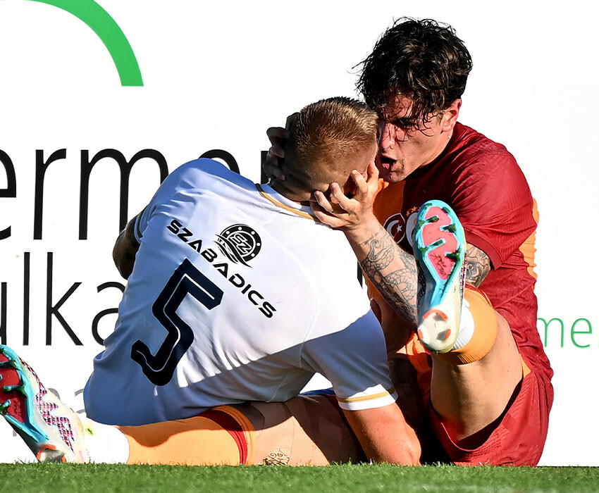 Rakip oyuncunun boğazına sarılan Zaniolo zor durduruldu! Galatasaray - Csakvar maçında ortalık karıştı Rakip oyuncunun boğazına sarılan Zaniolo zor durduruldu! Galatasaray - Csakvar maçında ortalık karıştı