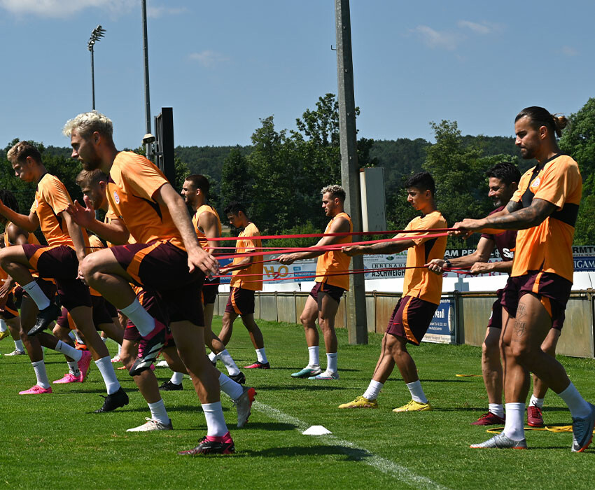 Galatasaray'da hareketli saatler! Okan Buruk, 3 transferin müjdesini verdi