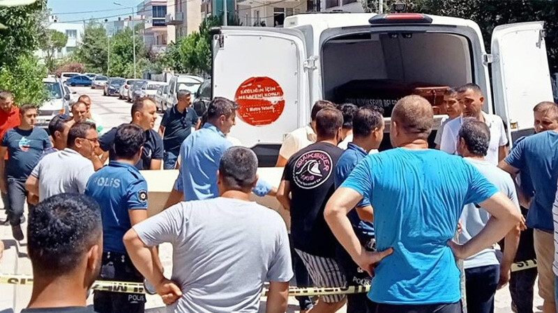 Komşu vahşeti! 9 yaşındaki kızının gözü önünde öldürüldü Komşu vahşeti! 9 yaşındaki kızının gözü önünde öldürüldü