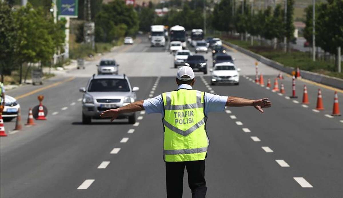 Alkollü sürücü aracı ile görev başındaki polise çarptı