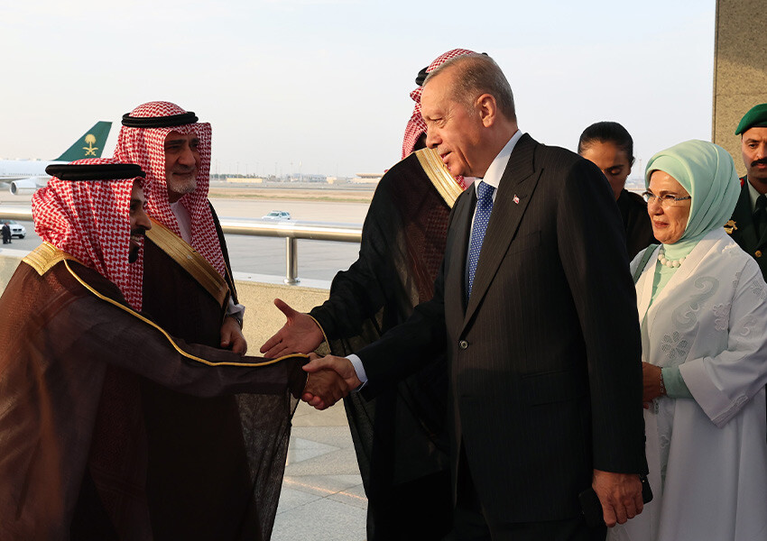 Cumhurbaşkanı Erdoğan Suudi Arabistan'da  Erdoğan'ı Suudi Arabistan Dışişleri Bakanı Faisal bin Farhan Al-Saud, Cidde Belediye Başkanı Saleh Al-Turki ve Mekke Emniyet Müdürü Saleh Al-Jabri karşıladı.