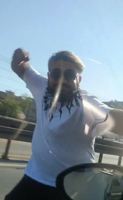 Şehir magandası yol kesip hamile kadının da içinde olduğu araca saldırdı! O anlar kamerada...