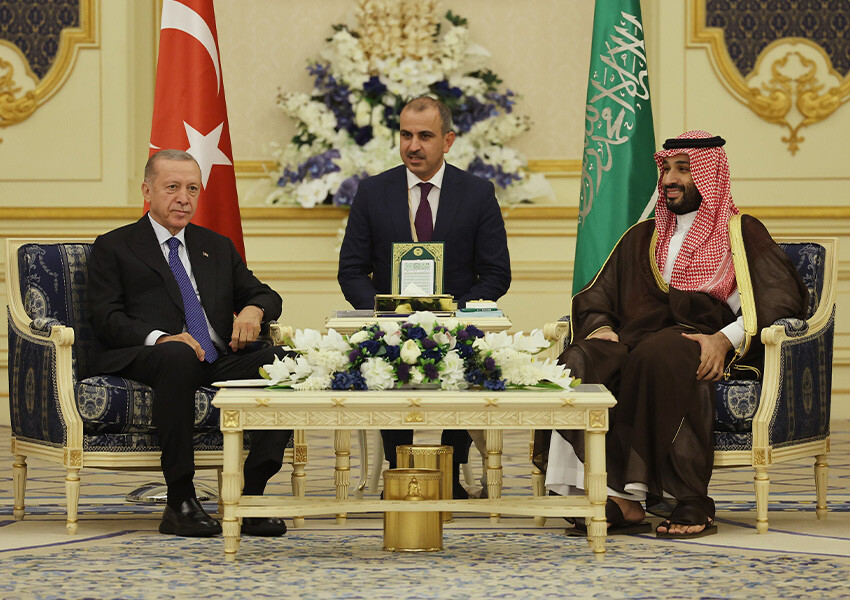Erdoğan, Suudi Arabistan'da resmi törenle karşılandı: İlk görüşme Selman'la Erdoğan, Suudi Arabistan'da resmi törenle karşılandı: İlk görüşme Selman'la