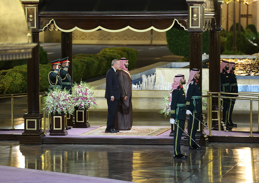 Erdoğan, Suudi Arabistan'da resmi törenle karşılandı: İlk görüşme Selman'la Erdoğan, Suudi Arabistan'da resmi törenle karşılandı: İlk görüşme Selman'la