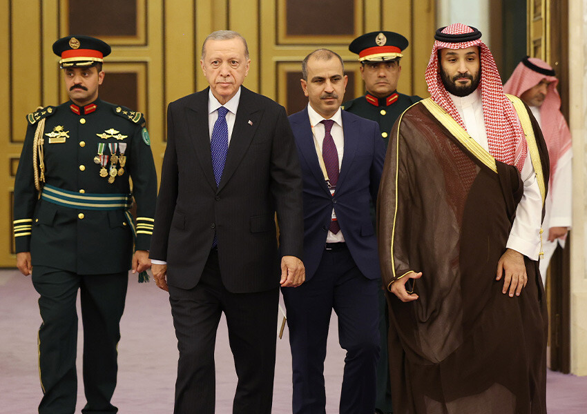 Erdoğan, Suudi Arabistan'da resmi törenle karşılandı: İlk görüşme Selman'la Erdoğan, Suudi Arabistan'da resmi törenle karşılandı: İlk görüşme Selman'la