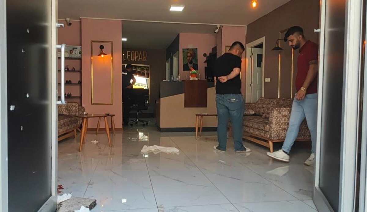 Adana'da güzellik merkezine silahlı saldırı! 1'i ağır 4 yaralı var Adana'da güzellik merkezine silahlı saldırı! 1'i ağır 4 yaralı var