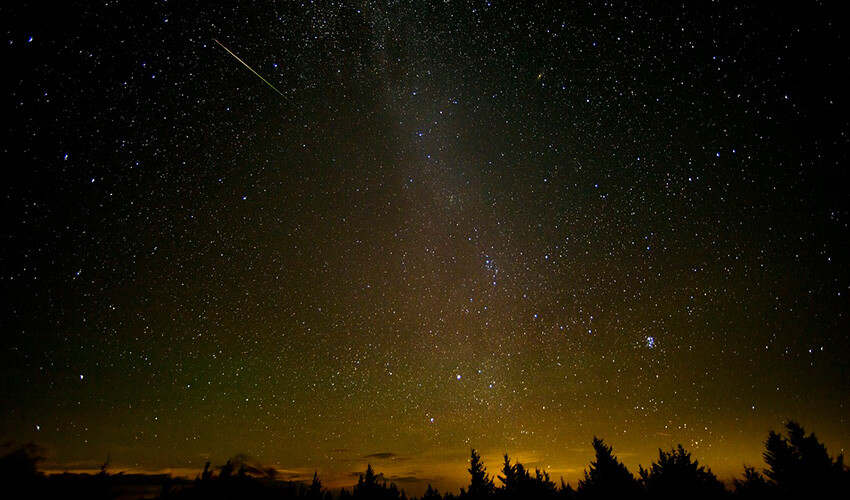 <p>Perseid meteor yağmuru 17 Temmuz Pazartesi gecesi başladı ve geçtiğimiz yılın aksine, izleme koşulları mükemmel olacak. 2022 yılında Perseid meteor yağmurlarını gözlemlemek dolunay nedeniyle oldukça zor olmuştu. Ancak bu yıl meteor yağmuru daha parlak ve aktif olacak. Böylece, gökyüzünden inen 'ateş topları'nı görmeniz daha muhtemel. </p>