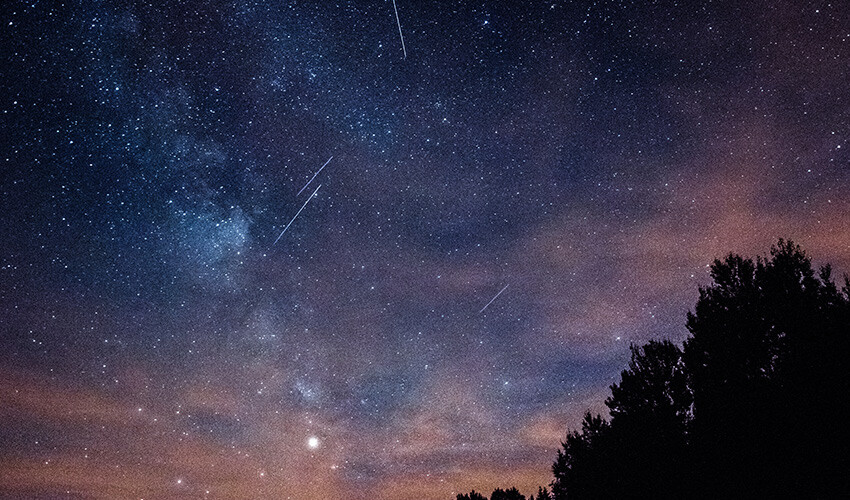 <h3><strong>PERSEİD METEOR YAĞMURLARI NEDEN OLUŞUR?</strong></h3><p>Perseid meteor yağmuru, Swift-Tuttle kuyruklu yıldızının Dünya'nın yörüngesinden geçerken bıraktığı toz izleridir. Sağanak doruğa ulaştığında, toz akışının en yoğun kısmından geçtiğimiz anlamına gelir. Eğer dolunay ışığı görüşümüzü engellemezse gökyüzünde yüzlerce parlak izi görmemiz mümkün.</p>