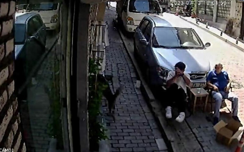 Kağıthane’de bir garip olay: Berber sırası beklerken üzerine düştü! Neye uğradığını şaşırdı… Kağıthane’de bir garip olay: Berber sırası beklerken üzerine düştü! Neye uğradığını şaşırdı…
