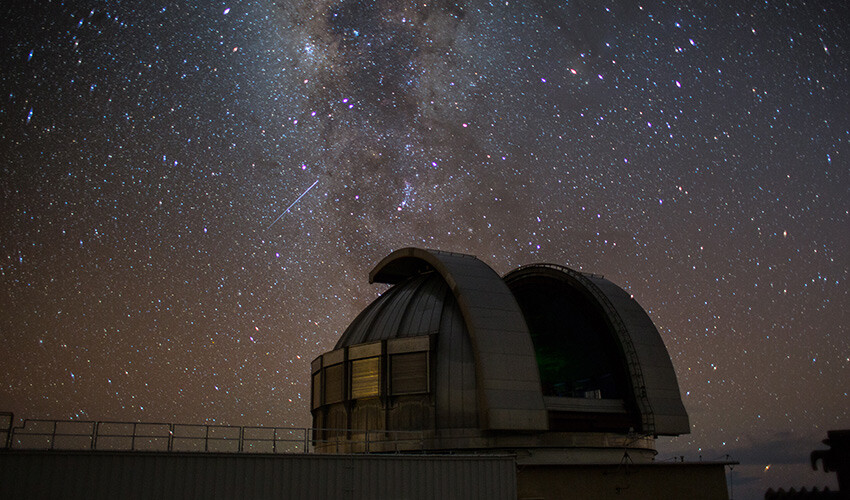 <p>Swift-Tuttle kuyruklu yıldız toz, buz ve kayadan oluşur. Bu büyük bir kuyruklu yıldızdır, dinozorların sonunu getiren asteroidin iki katından daha büyük olduğu, 26 kilometre çapında bir çekirdeğe sahip olduğu düşünülüyor. Güneş'in etrafında dönmesi 133 yıl sürer, bu da onun kısa dönemli bir kuyruklu yıldız olarak sınıflandırılmasına yol açar. Adındaki 'P', periyodik bir kuyruklu yıldız olduğunu, birden çok gözlemlendiğini ve yörüngesinde Güneş'e en yakın nokta olan günberi noktasına geri döndüğünü gösterir. Swift-Tuttle kuyruklu yıldızı bize en son 1992'de göründü ama 2125'e kadar bir daha önümüzden geçmeyecek.</p><p> </p><p>Kaynak: BBC Science Focus</p><p>Derleyen: Türkiye Gazetesi</p>