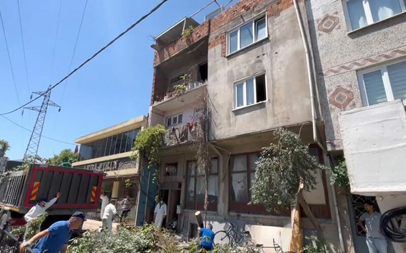 Boşaltılması 3 gün sürecek… Bu kez çöp ev değil, çöp bina!