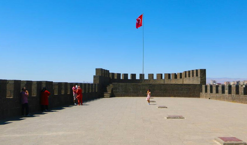 Termometreler 48 dereceyi gördü, tarihi mekanlar boş kaldı Termometreler 48 dereceyi gördü, tarihi mekanlar boş kaldı