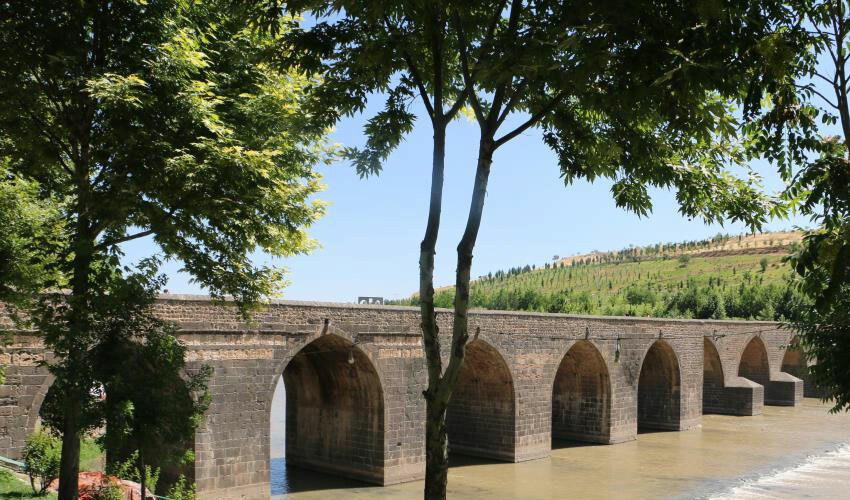 Termometreler 48 dereceyi gördü, tarihi mekanlar boş kaldı Termometreler 48 dereceyi gördü, tarihi mekanlar boş kaldı