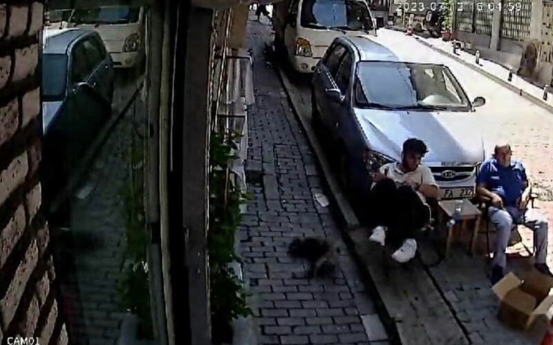 Kağıthane’de bir garip olay: Berber sırası beklerken üzerine düştü! Neye uğradığını şaşırdı… Kağıthane’de bir garip olay: Berber sırası beklerken üzerine düştü! Neye uğradığını şaşırdı…