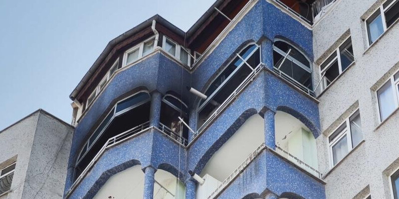 Balkonda içtiği sigara yangın çıkardı: 1'i polis 2 kişi dumandan etkilendi