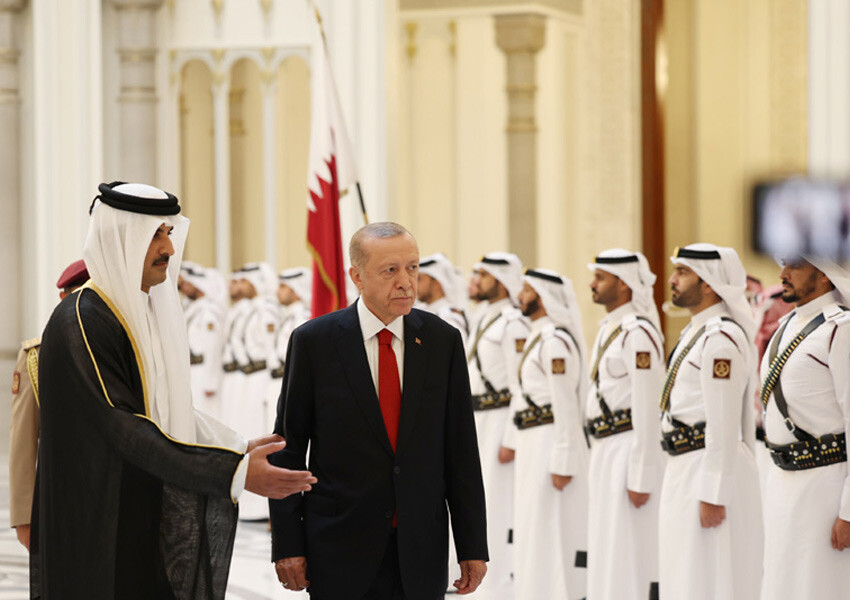 Cumhurbaşkanı Erdoğan Katar'da resmi törenle karşılandı: Samimi kareler dikkat çekti Cumhurbaşkanı Erdoğan Katar'da resmi törenle karşılandı: Samimi kareler dikkat çekti