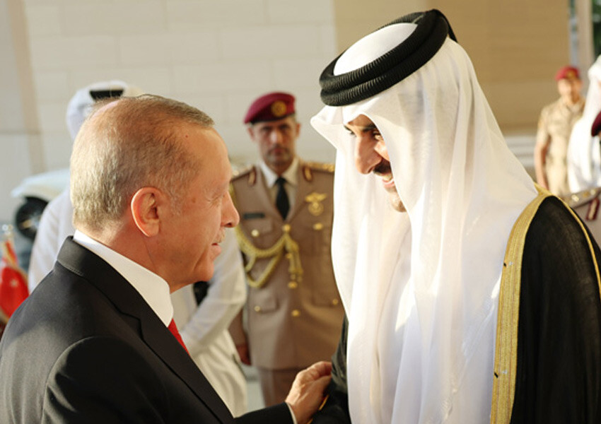 Cumhurbaşkanı Erdoğan Katar'da resmi törenle karşılandı: Samimi kareler dikkat çekti Cumhurbaşkanı Erdoğan Katar'da resmi törenle karşılandı: Samimi kareler dikkat çekti