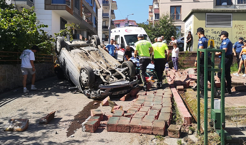 Akılalmaz kaza: Sitenin duvarını yıktı, takla attı